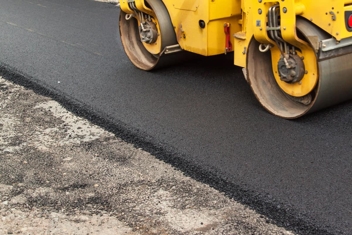 Nouvelle route asphaltée. Travaux d'asphaltage.