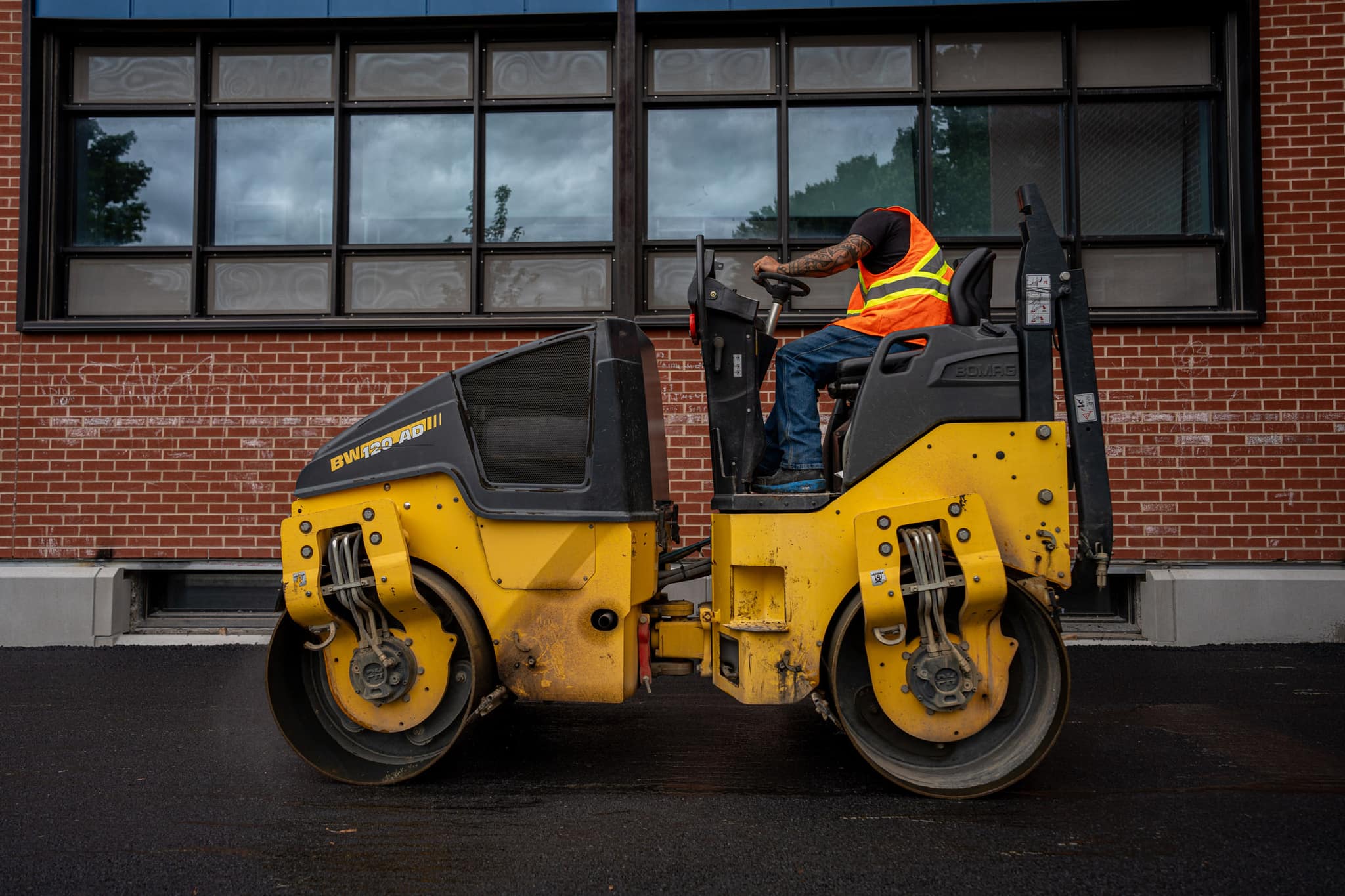 Compactage de l’asphalte devant une école
