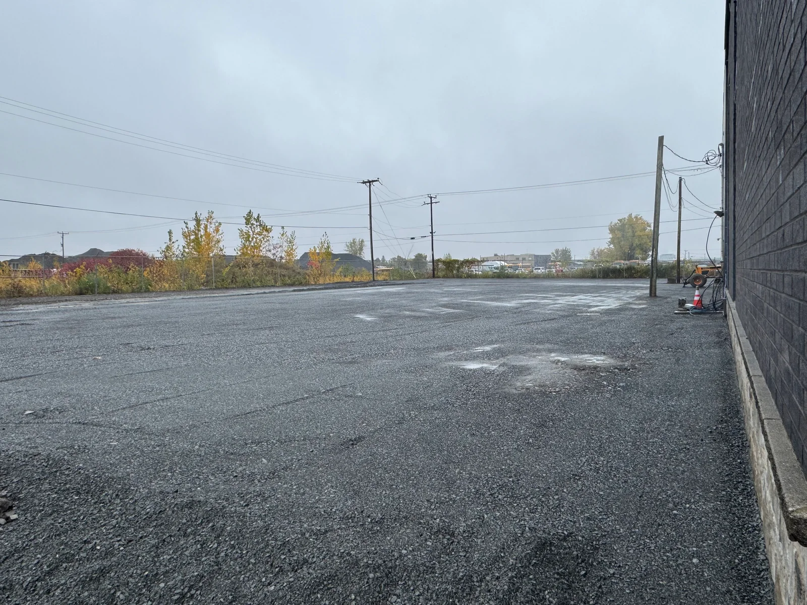 Vue du terrain extérieur en gravier à Laval